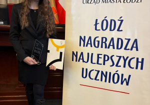 Laureatka Weronika Piekarz na tle plakatu Mia100 Zdolnych