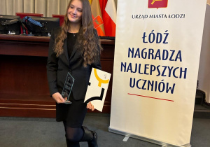 aLureatka Weronika Piekarz na tle plakatu Mia100 Zdolnych