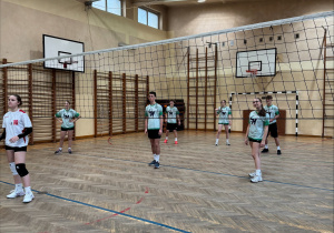 Reprezentacja SP71 podczas meczu siatkówki.