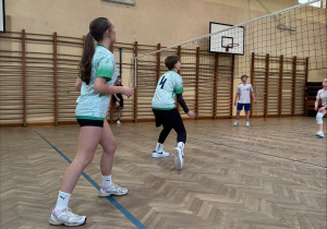 Reprezentanci SP71 czekający na odbiór piłki.