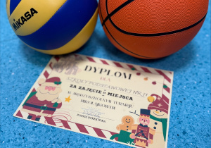 Pamiątkowy dyplom i nagrody.