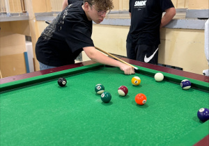 Uczeń klasy 8. podczas gry w bilard.