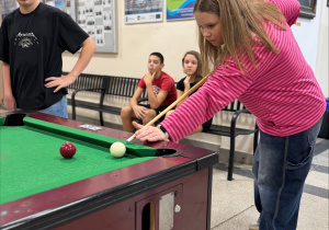 Uczennica klasy 8. podczas gry w bilard.