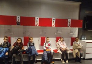 Uczniowie w szatni zawodników