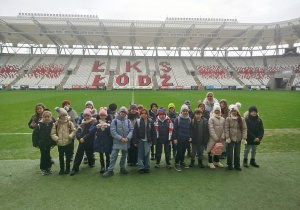Zdjęcie klasy na murawie stadionu
