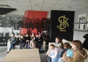 Uczniowie słuchają historii Klubu