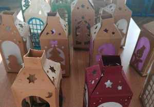 Papierowe lampiony wykonane przez uczniów klasy 2a