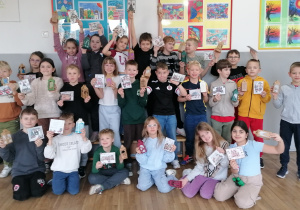 Uczniowie klasy 2a prezentują wykonane prace plastyczne