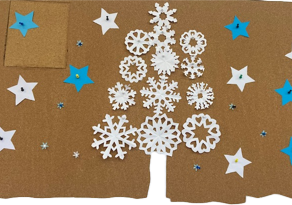 Choinka ułożona ze śnieżynek wykonanych przez klasę 3b