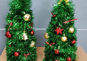 Choinki wykonane przez uczniów klasy 3a