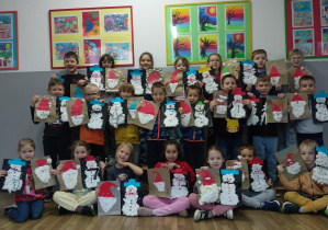 Uczniowie klasy 1b prezentują wykonane prace plastyczne