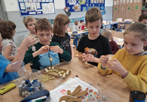 Uczniowie klasy 1c przygotowują ozdoby świąteczne