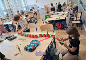 Uczniowie klasy 1c przygotowują ozdoby świąteczne