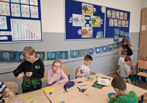 Uczniowie klasy 1c przygotowują ozdoby świąteczne