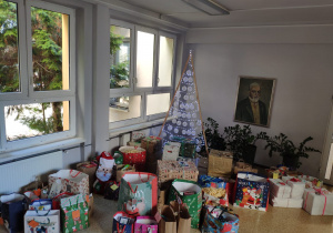 Ogrom prezentów zebranych przez naszych uczniów w ramach Szlachetnej Paczki.