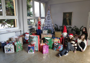 Uczniowie naszej szkoły wraz z paczkami dla rodzin.