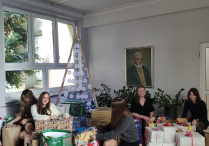 Uczennice naszej szkoły przygotowujące paczki dla rodzin.