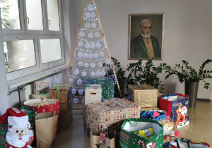 Ogrom prezentów zebranych przez naszych uczniów w ramach Szlachetnej Paczki.