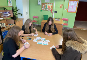 Uczennice ze Szkolnego Koła Wolontariatu przygotowują losy dla klas z wybranymi rodzinami do Szlachetnej Paczki.