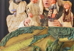 Aktor Teatru Łątka w trakcie przedstawienia