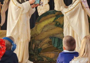 Aktorzy Teatru Łątka w trakcie przedstawienia