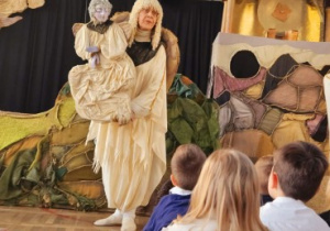 Aktorka Teatru Łątka w trakcie przedstawienia