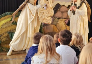 Aktorzy Teatru Łątka w trakcie przedstawienia