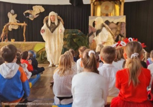 Aktorzy Teatru Łątka w trakcie przedstawienia