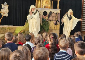 Aktorzy Teatru Łątka w trakcie przedstawienia