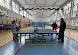 Uczennice klasy 8 grające w tenisa stołowego.