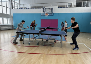 Uczniowie klasy 8 grający w tenisa stołowego.