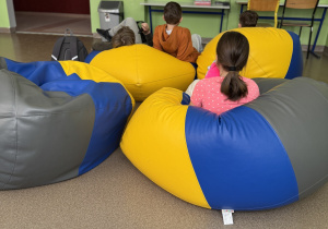 Uczniowie na świetlicy korzystający z wygodnych siedzisk.