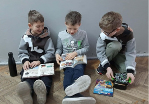 Czytający uczniowie