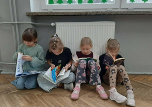 Czytające uczennice