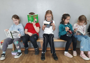 Czytający uczniowie