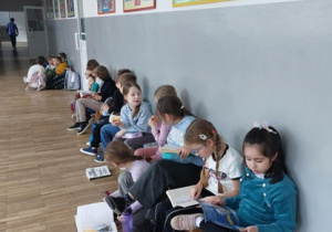 Czytający uczniowie