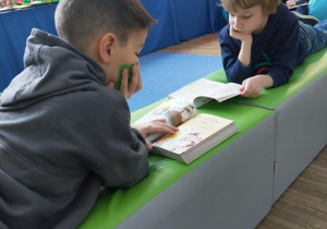 Czytający uczniowie