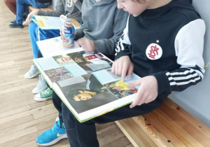 Czytający uczniowie