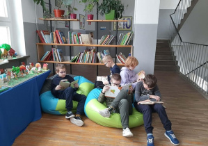 Czytający uczniowie