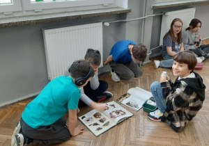 Czytający uczniowie