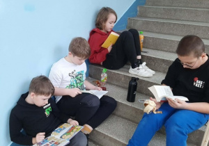 Czytający uczniowie