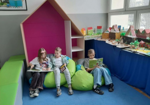 Czytający uczniowie