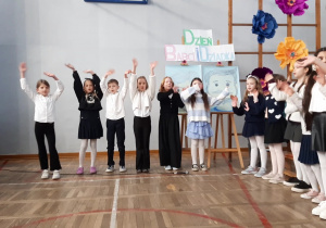 Występ uczniów z okazji Dnia Babci i Dziadka.
