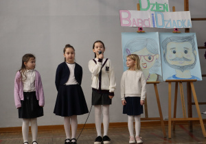 Występ uczniów z okazji Dnia Babci i Dziadka.